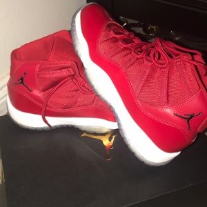 Retro 11’s worn 3x in good condition size 7